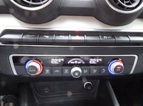 AUDI Q2 1,5 BENZ GRAU GC278AT