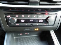 SEAT ARONA DSG SCHWARZ GT589FZ