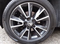 SKODA YETI WEISS 0883