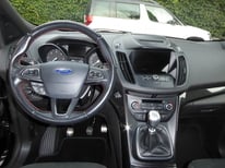 FORD KUGA SCHWARZ 5611