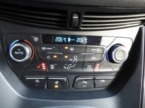 FORD KUGA SCHWARZ 9338