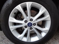 FORD KUGA SCHWARZ 9338